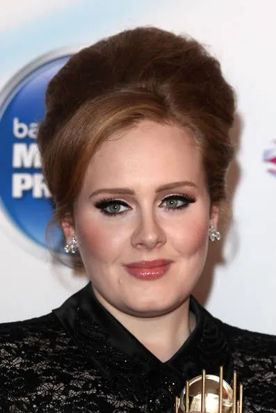 Adele frizurák, divat 2017-2018