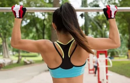 A program a pull-up bár, mint a fogás 50 alkalommal