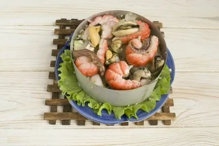 Морски дарове салата с авокадо, краставици и яйца