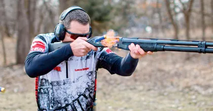 Clay pigeon lövészet tippeket forgatás egy kerek fülkében, és transheykom