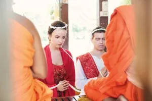 Az esküvő egy buddhista templomban Thaiföldön