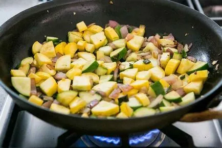 Задушени тиквички рецепти са бързи и вкусни с патладжан, моркови и лук, зеленчуци и картофи