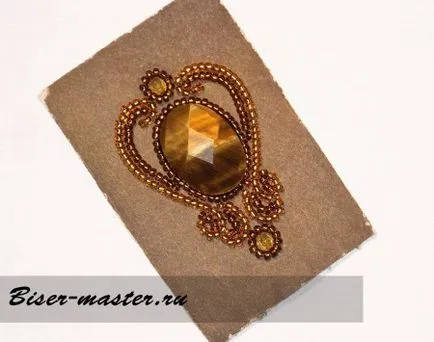 Научете украшение направено от мъниста по примера на златен медальон лилия