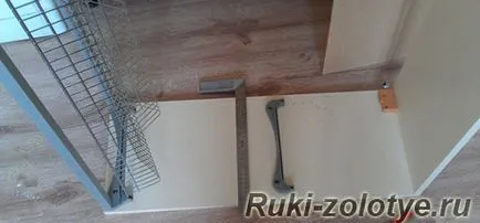 Setarea feluri de mâncare de uscare în dulap, toate cu propriile lor mâini