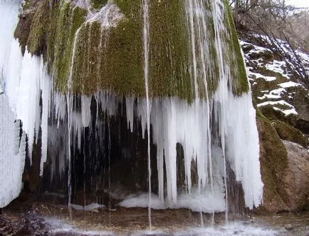 Водопад сребърен поток в Крим посоки