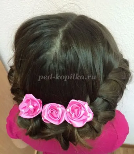 Hair klip egy rózsa szatén szalagokkal kezük