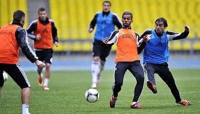 Pre-game bemelegítés futball - foci tanulságok és coaching labdarúgó a labdarúgó edző ru