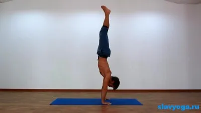 Adho mukha Vrikshasana (ellátó berendezések handstands), jóga, slavyoga