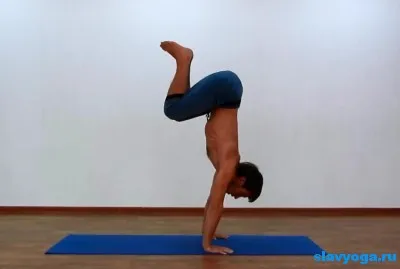 Adho mukha Vrikshasana (ellátó berendezések handstands), jóga, slavyoga