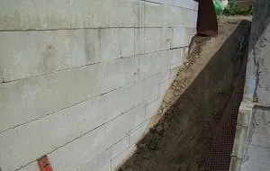 scara de beton la subsol cu ​​mâinile lor în stradă