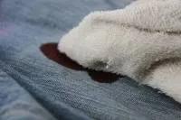 Как да се измие кръвта от килим, платове, спално