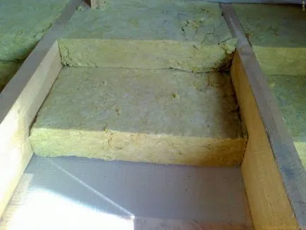 Asigurați-vă o podea izolată fonic într-o casă cu grinzi de lemn