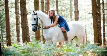Fata pe un cal poze