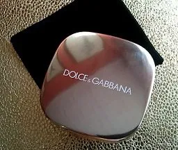 Dolce & amp; Gabbana pótolni rouge fénylő arc színe a pír (№ 22 hue tan)