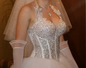 Снимки на сватбени рокли буйни с кристали с камъни