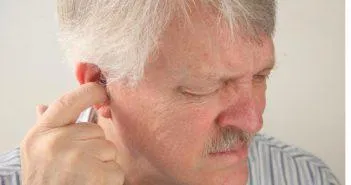 Ciuperca în urechile unui tratament uman cu medicamente, remedii populare