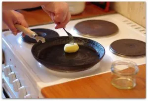 Hogyan lehet sütni palacsintát lyukakkal
