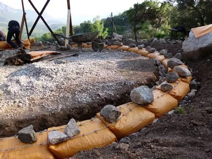 Cum de a construi o casă din saci la sol