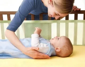 Hogyan kell tanítani a baba aludni a kiságyában gyakorlati tanácsokat