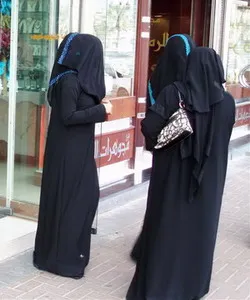 Тъй като жените живеят в Дубай като рокля арабски жени, законите за арабските жени