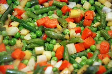 Сьомга със зеленчуци - задушени червена риба със сезонни зеленчуци