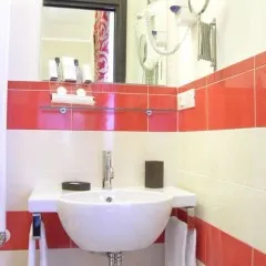 Червени бели методи за баня за комбиниране на цветове