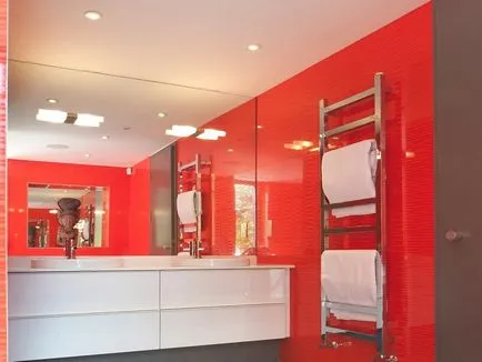 Piros-fehér fürdőszoba fotó