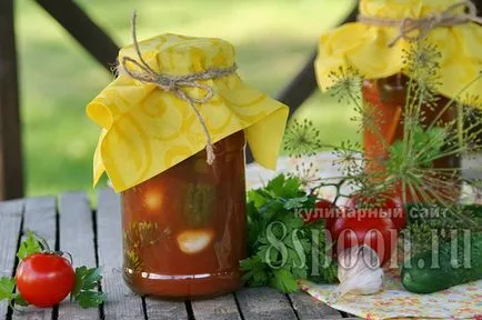 castraveti murati cu pasta de tomate pe o rețetă de iarnă cu o fotografie