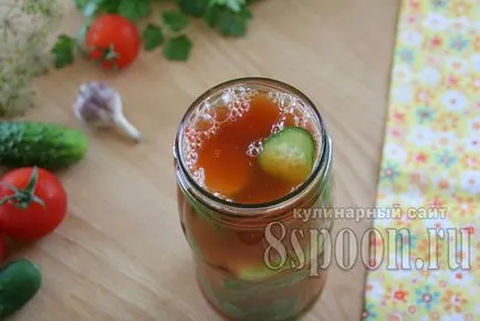 castraveti murati cu pasta de tomate pe o rețetă de iarnă cu o fotografie