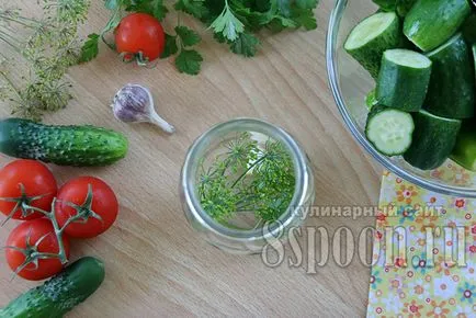 castraveti murati cu pasta de tomate pe o rețetă de iarnă cu o fotografie