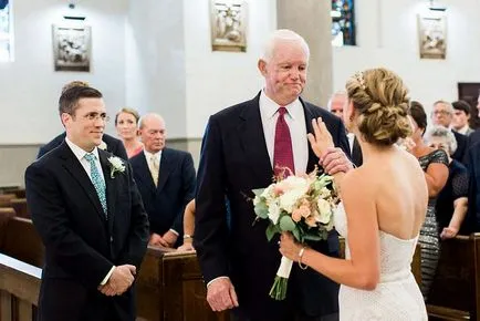 A menyasszony sétált a folyosón kíséretében egy ember, aki a szíve az apja