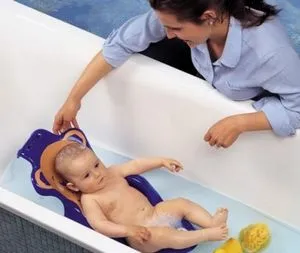 Новородено плаче, когато къпане на новородено бебе