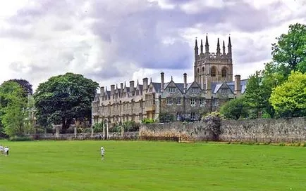 Оксфордския университет - структура традиция атракции таксите за обучение