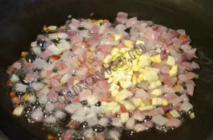 Tészta csirkével és gombával tejszínes mártásban - recept fotókkal