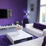 tapet violet în camera de zi Design armonios de camere pentru persoane creative (65 poze)