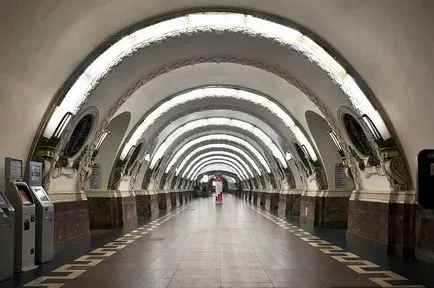 Метрото Санкт Петербург под Нева е построена декоративен начин, сол