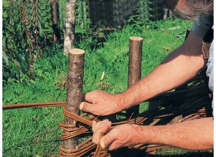 Szőtt fűz szövés a kerítés kezével