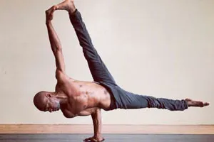 Crow Pose în tehnica de yoga de asane și beneficii