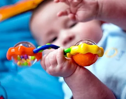 Коригирайте първите бебешки играчки - как да изберем играчки за новородени и кърмачета, душове дует