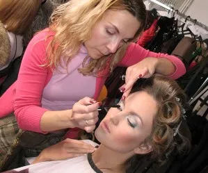 artist Profesie make-up (make-up artist-postizher), în cazul în care pentru a afla calitățile necesare