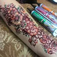 Cum are loc un tatuaj temporar cu henna