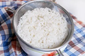 Recept hogyan kell főzni húsgombóc rizzsel és paradicsomszósszal