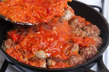 Рецепта как да се готвя кюфтета с ориз и доматен сос
