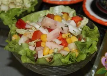 Salata cu porumb și varză chinezească și roșii