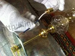 Asamblarea candelabru de cristal într-un stil clasic