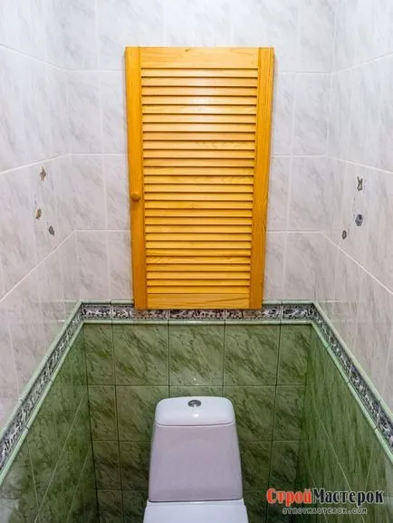 Cabinetul sanitar în toaletă cu mâinile sale finisaje