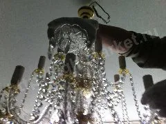 Asamblarea candelabru de cristal într-un stil clasic