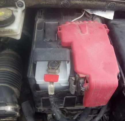 Scoaterea și înlocuirea bateriei în Peugeot 308 și video de instruire