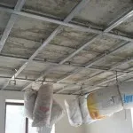 Metode moderne de finisare a plafonului în casa în fotografie în interior