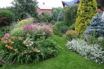 Стилни цветни градини в страната, в близост до къщата